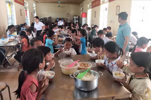 Các trường trên địa bàn huyện Phong Thổ có tổ chức bếp ăn bán trú đều bảo đảm điều kiện ATVSTP theo quy định.