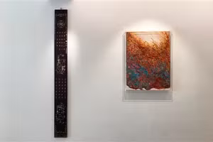 Những bức tranh hiện đại được treo cạnh những bức hoành phi cổ.