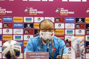 HLV Park Hang Seo phát biểu trong phòng họp báo sau trận đấu.