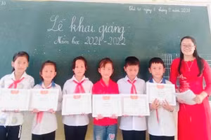 Cô giáo trẻ Nguyễn Thị Thân Thương với học sinh Trường THCS Thạch Lâm, huyện Bảo Lâm, Cao Bằng. 