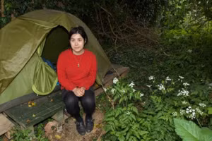 Aimée Lê dựng lều để sống vì không thể trả tiền thuê nhà.