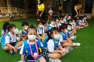 Học sinh Thái Lan trở lại trường học.