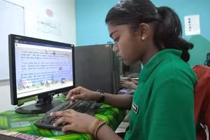 Học sinh Malaysia học trực tuyến trong thời gian nghỉ dịch.