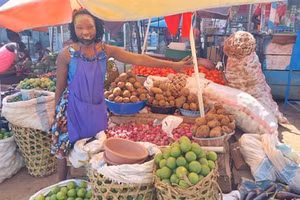 Cô giáo Racheal bán hoa quả ngoài chợ.