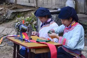 Để có những bộ trang phục cho cả gia đình đi chơi tết, thời điểm này phụ nữ Xạ Phang ở Tả Sìn Thàng đã bắt tay vào may vá. 
