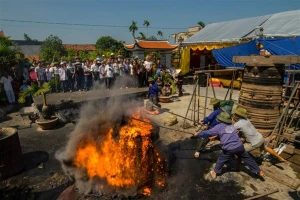 Thợ đúc đồng Đại Bái thực hiện một cuộc đúc chuông cỡ lớn.