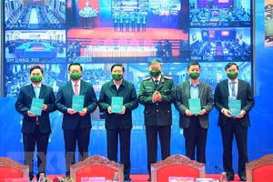 Đại tướng Tô Lâm tặng sách “Chủ quyền không gian mạng - Yêu cầu thời đại và nghĩa vụ quốc gia” cho các đại biểu tham dự hội thảo.