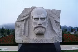 Tượng Alexandre Yersin tại công viên Yersin - Đà Lạt do điêu khắc gia Phạm Văn Hạng thực hiện.