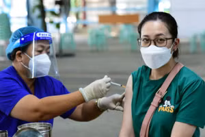 Thành phố Hồ Chí Minh được khuyến cáo nhanh chóng tiêm bổ sung mũi 3 cho nhóm có nguy cơ cao.