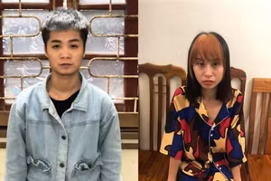 Đối tượng Hoàng Mai Ly (bên trái ảnh) và Phí Thị Việt Trinh tại cơ quan công an. Ảnh: Công an thành phố Tuyên Quang