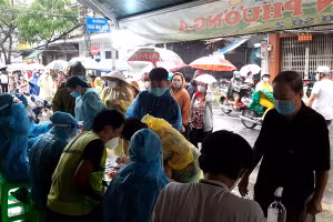 Nhóm tình nguyện của anh Phạm Duy Phương (phòng Chính trị tư tưởng, Sở GD&ĐT TPHCM) đang làm nhiệm vụ.