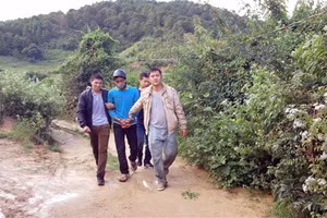 Dẫn giải nghi phạm Ya Tăm đến nơi cất giấu súng.