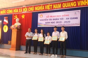 Sinh viên nghèo tỉnh An Giang nhận học bổng khuyến tài Doãn Tới.