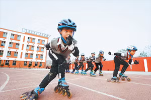 Học sinh Trung Quốc chơi thể thao sau giờ học.