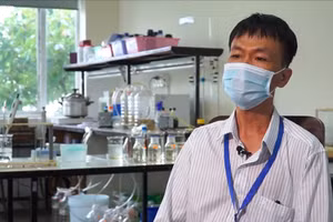 TS Lê Quang Tiến Dũng tại phòng thí nghiệm. Ảnh: NVCC.