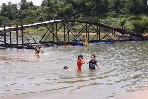 Tai nạn đuối nước thường tập trung tại một số địa phương còn gặp nhiều khó khăn, có nhiều sông suối, thiếu các điểm vui chơi giải trí, hồ bơi cho trẻ em, học sinh. Ảnh: T.H