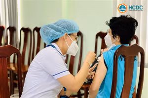 Các nhân viên y tế tại quận Tân Phú (Thành phố Hồ Chí Minh) được tiêm nhắc lại vắc-xin Covid-19. Ảnh: HCDC.