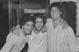 Anh em sinh ba tái hợp sau 19 năm. 