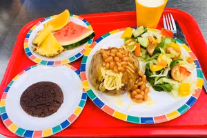 Bữa trưa ít rau xanh tại một trường học ở Anh.