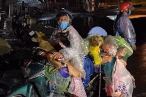 Người chủ cùng đàn chó từ Long An về Cà Mau. Ảnh: Facebook