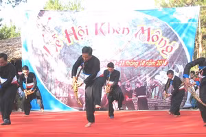 Tiếng khèn, điệu múa là hồn cốt văn hóa dân tộc Mông. Ảnh: Hà Thuận.