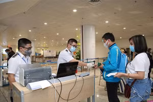 Ngoài kiểm tra an ninh thì việc kiểm tra dịch tễ hành khách tại các sân bay cũng được tăng cường khi mở cửa lại. 