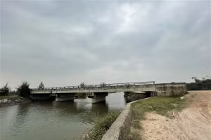 Cầu Bà Vương (huyện Lộc Hà, Hà Tĩnh) được xây dựng gần 6 năm nhưng không có đường đấu nối.