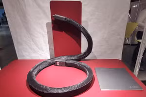 Hiện vật Hình dáng mới của âm thanh - Loa rắn linh hoạt Anakonda - trưng bày tại triển lãm. Ảnh: Bình Thanh