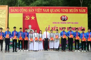 16 học sinh ưu tú huyện Tri Tôn (An Giang) vinh dự được kết nạp vào Đảng Cộng sản Việt Nam.