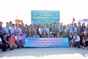 An Giang ra mắt Làng bè sắc màu ngã ba sông Châu Đốc.