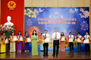 Thầy Nguyễn Văn Em được trao tặng danh hiệu Nhà giáo ưu tú.