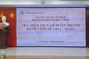 An Giang công bố Quyết định phát hành bộ tem bưu chính "Kỷ niệm 200 năm hoàn thành kênh Vĩnh Tế (1824 - 2024). (Ảnh: Trọng Nhân).