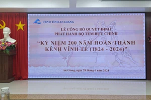 An Giang công bố Quyết định phát hành bộ tem bưu chính "Kỷ niệm 200 năm hoàn thành kênh Vĩnh Tế (1824 - 2024). (Ảnh: Trọng Nhân).