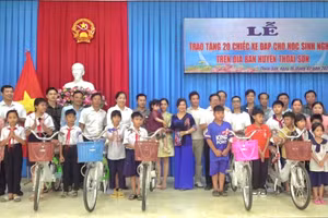 Trao tặng xe đạp cho học sinh khó khăn có phương tiện đến trường sau Tết Nguyên đán Giáp Thìn.