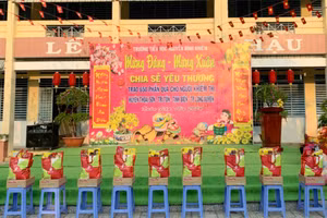 Nhóm thiện nguyện của thầy giáo Võ Thanh Tùng trao tặng quà cho người khiếm thị tại tỉnh An Giang.