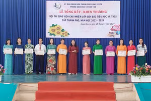 Ngành GD&ĐT thành phố Long Xuyên (An Giang) tổng kết trao thưởng Hội thi giáo viên chủ nhiệm lớp giỏi.