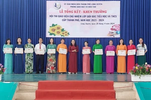 Ngành GD&ĐT thành phố Long Xuyên (An Giang) tổng kết trao thưởng Hội thi giáo viên chủ nhiệm lớp giỏi.