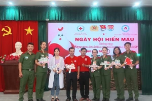 Cán bộ, giảng viên, học viên Trường ĐH Cảnh sát Nhân dân (Điểm đào tạo TP Cần Thơ) cùng tham gia hiến máu tình nguyện.