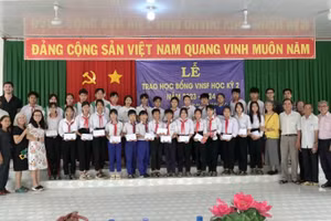 Hội Khuyến học TX Tân Châu (An Giang) trao 63 suất học bổng cho học sinh, sinh viên khó khăn.