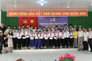 Hội Khuyến học TX Tân Châu (An Giang) trao 63 suất học bổng cho học sinh, sinh viên khó khăn.