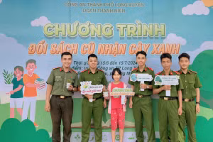 Đoàn thanh niên Công an TP Long Xuyên (An Giang) khởi động Chương trình "Đổi sách cũ nhận cây xanh".