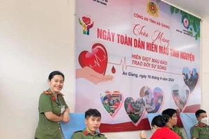 Trên 300 cán bộ, chiến sĩ Công an An Giang tham gia hiến máu tình nguyện.