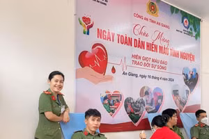 Trên 300 cán bộ, chiến sĩ Công an An Giang tham gia hiến máu tình nguyện.