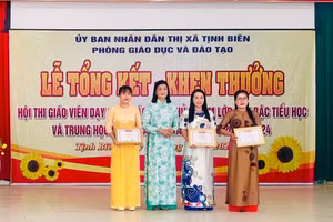 Ngành giáo dục TX Tịnh Biên (An Giang) biểu dương, trao khen thưởng Hội thi giáo viên dạy giỏi, giáo viên chủ nhiệm lớp giỏi.