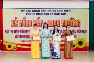 Ngành giáo dục TX Tịnh Biên (An Giang) biểu dương, trao khen thưởng Hội thi giáo viên dạy giỏi, giáo viên chủ nhiệm lớp giỏi.