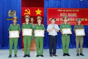 UBND huyện Tri Tôn (An Giang) khen thưởng đột xuất cho CB,CS truy bắt nhanh người đàn ông cướp xe ôm. (Ảnh: Tiến Tầm)