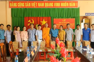 Trao tặng máy tính cho cơ sở thực hiện chuyển đổi số.