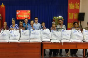 Trao tặng 400 phần Tết cho bà con Khmer huyện miền núi Tri Tôn.