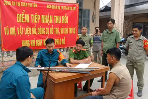 Công an huyện Tri Tôn (An Giang) thu gom vũ khí, vật liệu nổ, công cụ hỗ trợ do người dân giao nộp.