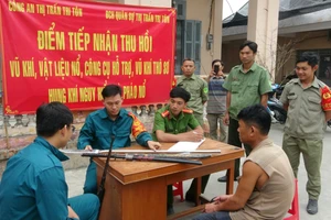 Công an huyện Tri Tôn (An Giang) thu gom vũ khí, vật liệu nổ, công cụ hỗ trợ do người dân giao nộp.